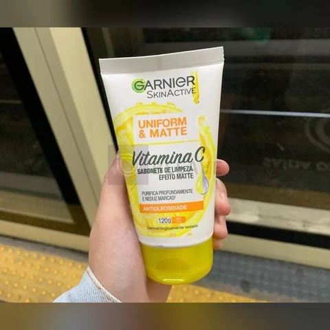 Sabonete Limpeza Facial Vitamina C Antioleosidade Limpa Profundamente, Remove Oleosidade e Maquiagem Efeito Matte Reduz Marcas Uniform & Matte Garnier 120g