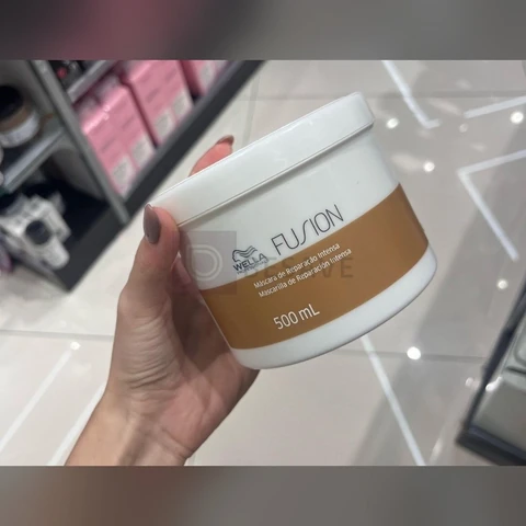 Máscara Wella Fusion Reconstrutora 500ml Cabelo Forte e Revitalizado