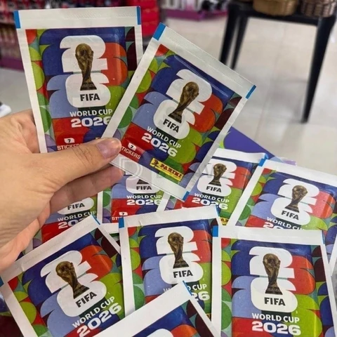 Copa do Mundo da Fifa 2026™ Kit com 12 envelopes de figurinhas Fifa World Cup 2026™ - Panini - Capa Mole