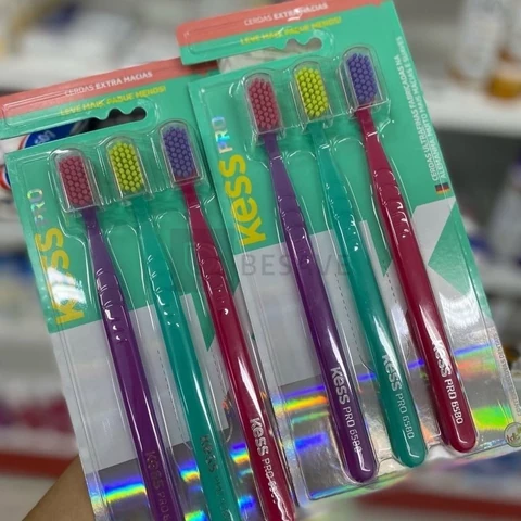 Kess, Pack com 3 Escovas Dentais Pro Extra Macias, Cores Sortidas