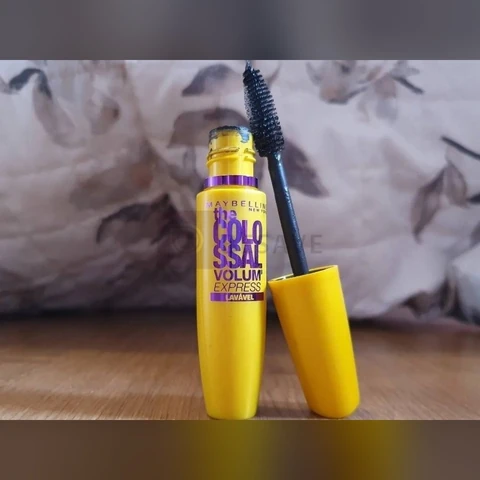 Maybelline NY The Colossal Volum' Express, Máscara de Cílios À Prova D'água, 9x Mais Volume por Até 24h, Fórmula de Colágeno e Definição Intensa, Não Empelota, Cor Preto, 8ml