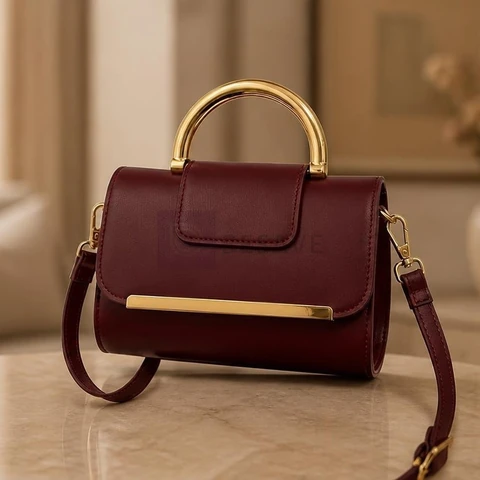 Bolsa feminina casual elegante com desgin moderno, com detalhes em dourado