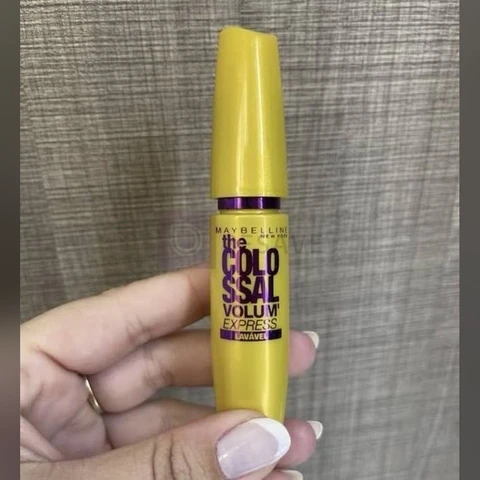 Maybelline NY The Colossal Volum' Express, Máscara de Cílios Lavável, 9x Mais Volume por Até 24h, Fórmula com Colágeno para Definição Intensa, Não Empelota, Cor Preto, 8ml