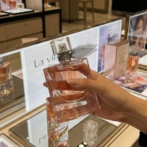 Perfume Feminino L' Eau de Parfum Fragrância Floral Gourmand Inebriante com Notas de Íris Nobre, Baunilha e Pralinê La Vie Est Belle Lancôme, Frasco com 100ml