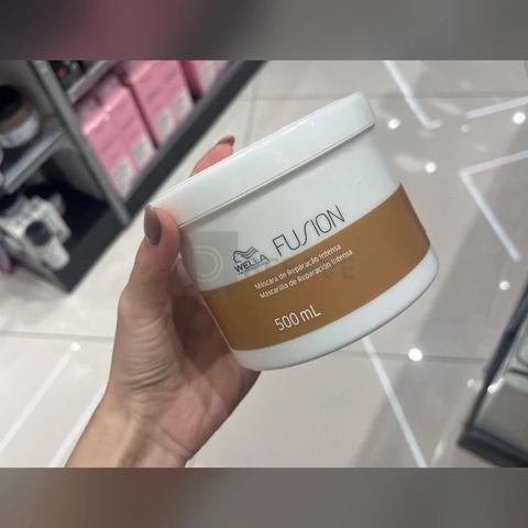 Máscara Wella Fusion Reconstrutora 500ml Cabelo Forte e Revitalizado