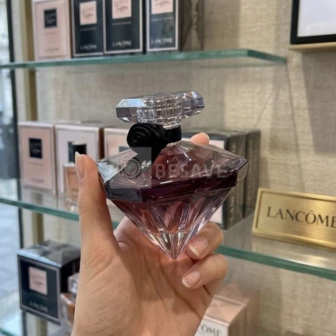 Perfume Feminino Eau de Parfum Fragrância Floral Oriental com Notas de Rosa Negra, Orquídea, Baunilha e Patchouli La Nuit Trésor Lancôme Frasco com 50ml