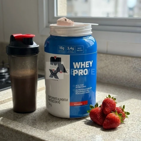 Proteína Max Titanium Whey Pro Concetrado em pó sabor Morango x 1kg