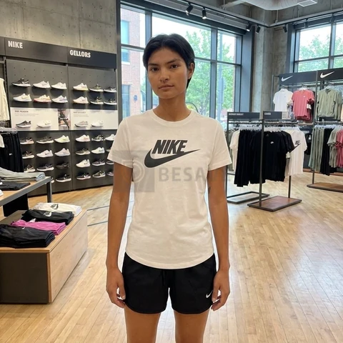 Camiseta Nike Sportswear Essentials Feminina
