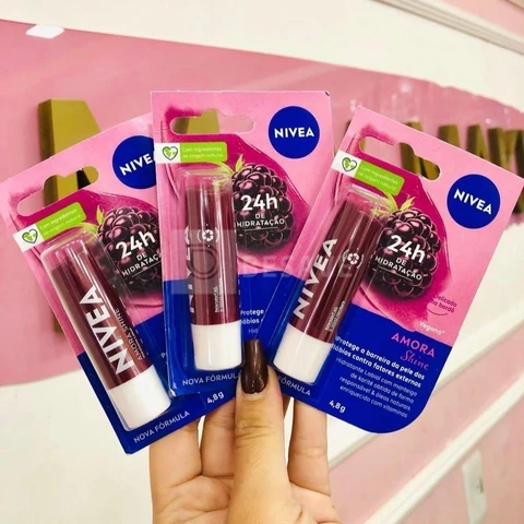 NIVEA Hidratante Labial Amora Shine 4,8g, Hidratação Intensa 24h, Cor Suave, Brilho Delicado, Cuidado Diário, Manteiga de Karité