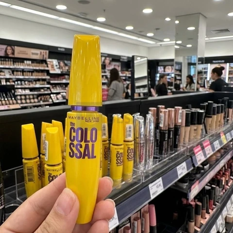 Máscara de Cílios Lavável, Longa Duração, 9x Mais Volume e Definição, Não Empelota, Cor Preto, The Colossal Volum' Express Maybelline NY, 8ml