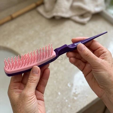 Ricca, Pente para Fitagem, Dentes Flexíveis, Cabo divisor de Mechas, Para Cabelos Cacheados e Ondulados, Cor Roxo
